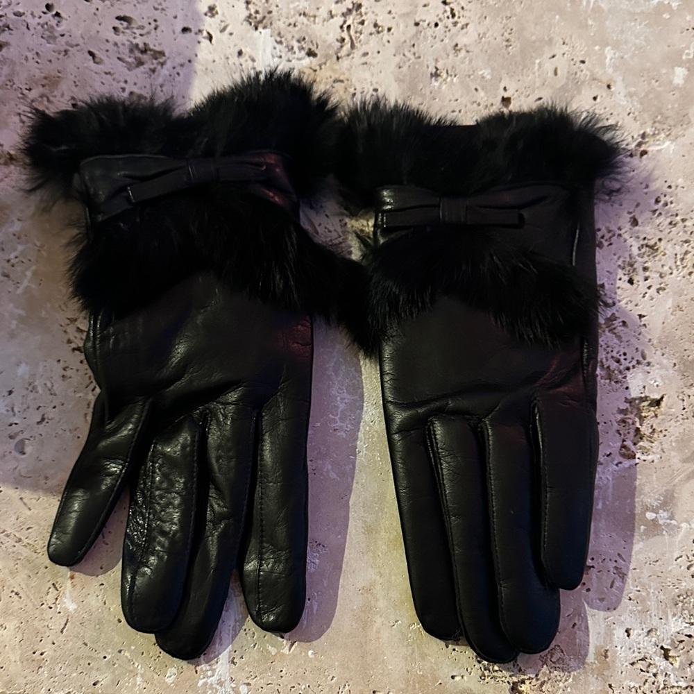Luxurious Black Fur-Trimmed Leather Gloves